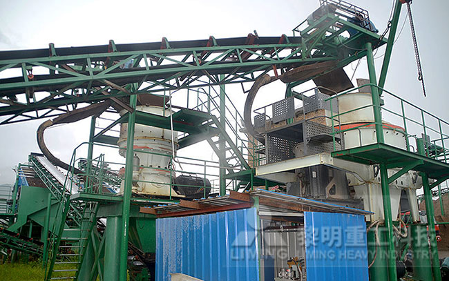 山東花崗巖制砂現(xiàn)場，圓錐破+制砂機(jī)